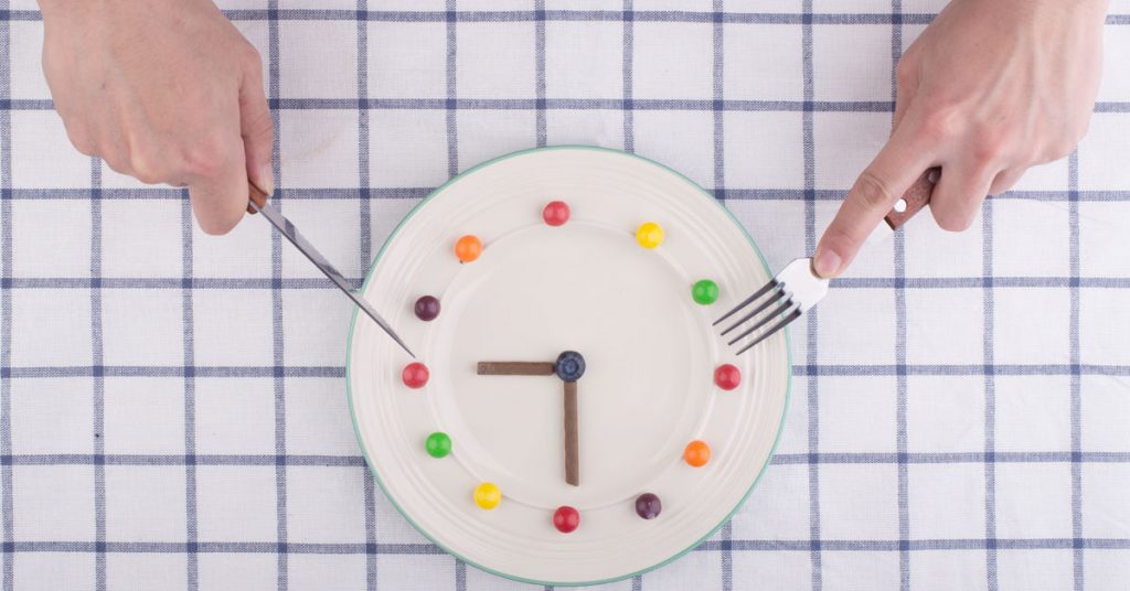 Un nuevo estudio realizado por la Escuela de Medicina de la Universidad de Pensilvania reveló que cenar tarde provoca una ganancia de peso y debilita el metabolismo de las grasas.