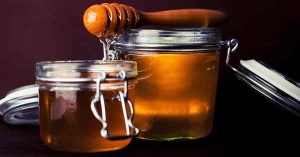 En la miel podemos encontrar azúcar natural.