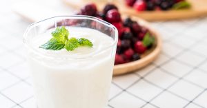 El yogur ayuda a controlar las bacterias del sistema digestivo.