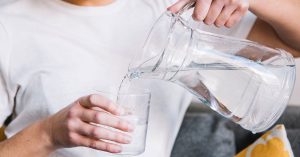 Tomar agua ayuda a prevenir las infecciones renales.