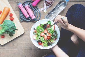 Una buena alimentación es fundamental para proteger los huesos.