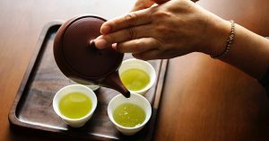 El té verde ayuda prevenir el daño de los rayos ultravioleta.