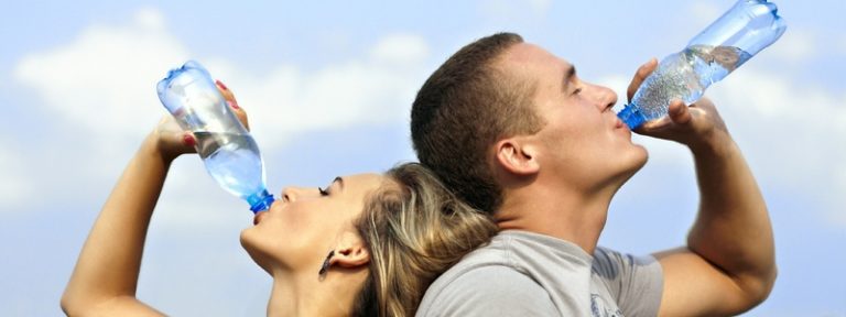 ¿Se puede quemar calorías tomando agua?