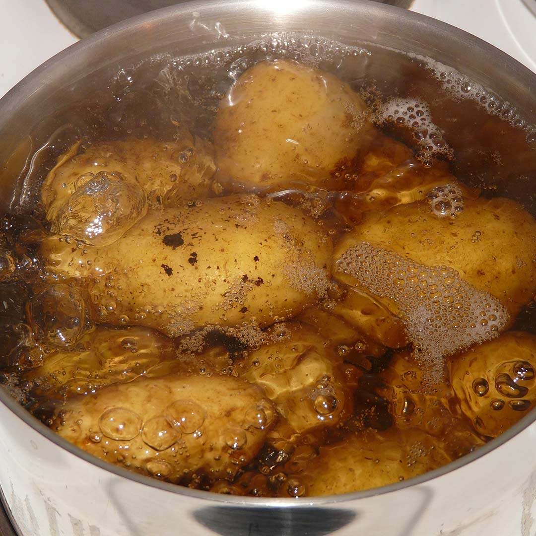 Картошку варят в кипящей. Кастрюля в кастрюле кипятим. Картофель Уотер. Картошка потемнела после варки. РАЗВЛЕКАЮСИ после воркед.